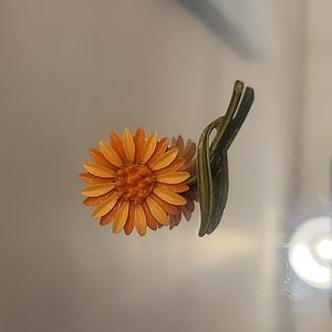Orange Daisy brooch vintage